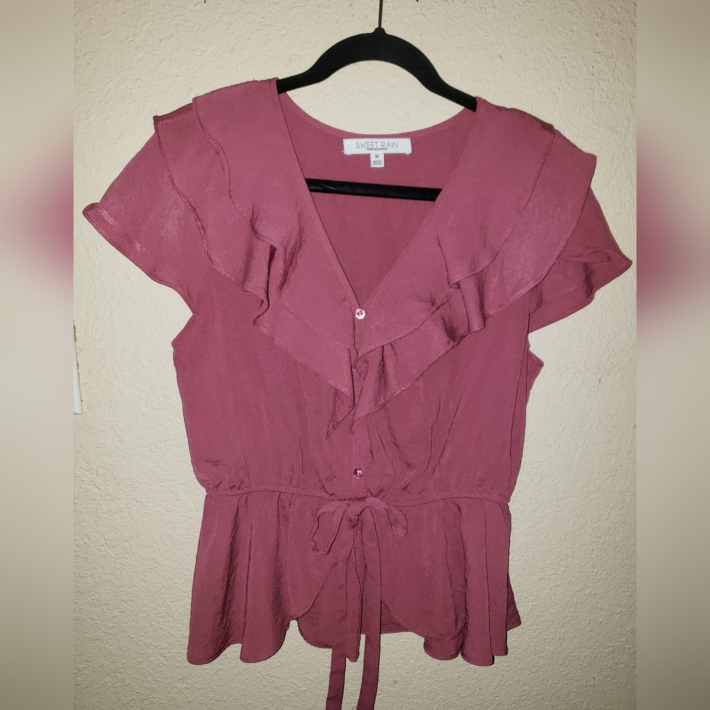 Beautiful mauve ruffled elastic waist blouse with non-functional buttons.
